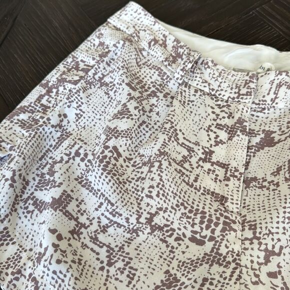 White High waisted shorts, pleated front, trouser style, professional, classic - Picture 2 of 7